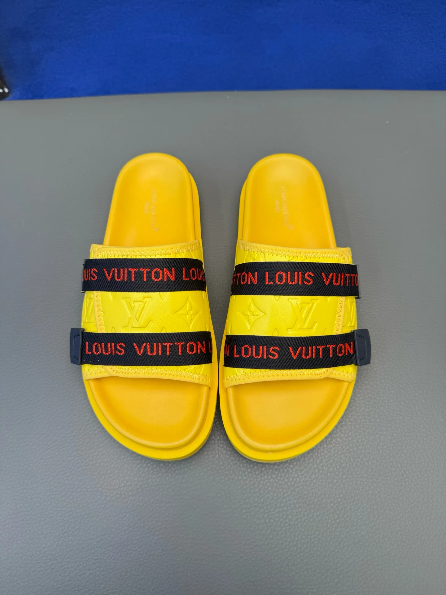 [L Home] P: 340💰Size: 38-45 Top purchasing lv men's summer slippers, classic presbyopia with soft real leather lining, unique color splicing effect, distinctive personality, fashionable and trendy essential style, light and comfortable. Lightweight and tough rubber insole, micro ridged foam outsole, super comfortable!